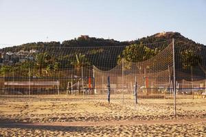 campo da pallavolo sulla spiaggia di Alanya, Turchia. palme e montagne foto