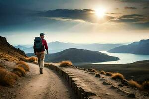 un' uomo con un' zaino passeggiate giù un' sentiero nel il montagne. ai-generato foto