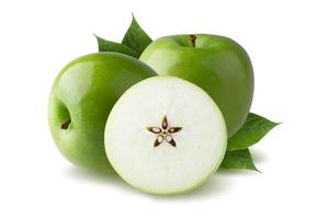 mela verde con foglia verde e fetta tagliata con semi isolati su sfondo bianco