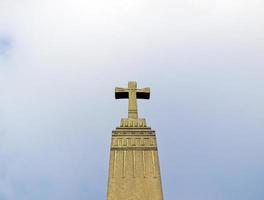 croce di pietra sul cielo azzurro foto