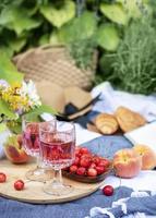 set per picnic su coperta in campo di lavanda foto