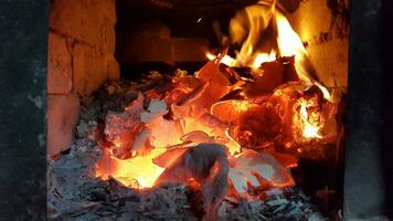 calore nel il fornello. carboni e cenere nel il camino foto