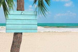 blu di legno tavola susign con copia spazio sospeso su un' palma albero su un sabbia spiaggia. 3d interpretazione foto