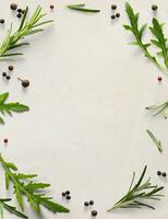 arte telaio confine italiano cucinando sfondo, vecchio pergamenalea con fresco mediterraneo erbe aromatiche ves, Pepe di Giamaica rosmarino rucola foto