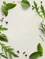 arte telaio confine italiano cucinando sfondo, vecchio pergamena con fresco mediterraneo erbe aromatiche foglie, basilico rosmarino rucola foto