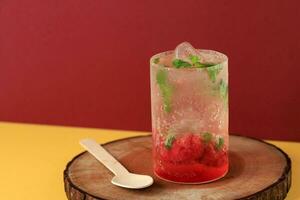 fragola Mojito. mocktail o cocktail con fragole e menta foglia foto