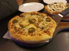 Pizza con jalapeno, Mozzarella e formaggio foto