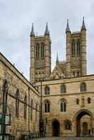 Lincoln, Lincolnshire, UK, settembre 19. Visualizza di il Cattedrale nel Lincoln, lincolnshire su settembre 19, 2023. tre non identificato persone foto