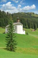 cappella nel villaggio di baad, kleinwalsertal, vorarlberg, austria foto