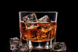 whisky su il rocce con ghiaccio cubi su un' nero sfondo, lass di whisky con ghiaccio cubi su pianura sfondo, ai generato foto