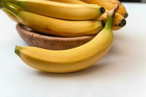 maturo giallo frutta banane su di legno piatto. bianca sfondo. salutare tropicale cibo. superiore Visualizza foto