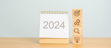 2024 anno calendario con legna attività commerciale bloccare, obiettivo, strategia, obbiettivo, risoluzione, missione, azione, crescita, lavoro di squadra, Piano, idea e nuovo anno inizio concetto foto