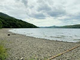 un' Visualizza di coniston acqua nel il lago quartiere foto