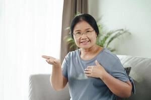 donna sorda disabile che usa il linguaggio dei segni comunica ad altre persone. foto