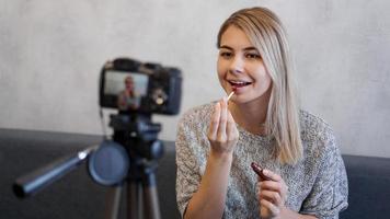 una beauty blogger o video blogger racconta e mostra come truccarsi foto