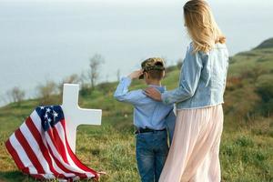 mamma e figlio hanno visitato la tomba del padre nel giorno della memoria foto