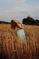 bella giovane donna che balla nel campo foto