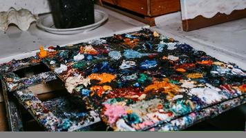 immagine di sfondo di una tavolozza di colori ad olio brillante in primo piano foto
