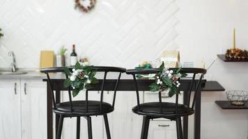 cucina luminosa interna con decorazioni natalizie foto