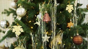 decorazioni natalizie, albero di natale, regali, capodanno in color oro