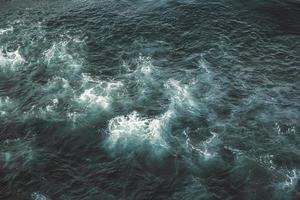 vista aerea alle onde dell'oceano. sfondo blu dell'acqua foto