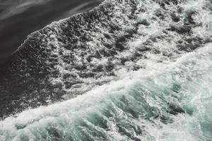 vista aerea alle onde dell'oceano. sfondo blu dell'acqua foto