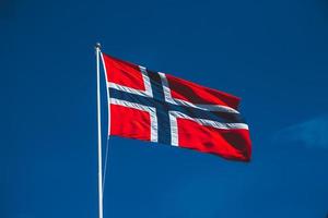 bandiera norvegese contro il cielo blu foto