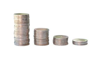 argento monete nel separato pile isolato su bianca sfondo con ritaglio sentiero. i soldi crescita concetto nel investimento e Salvataggio i soldi foto