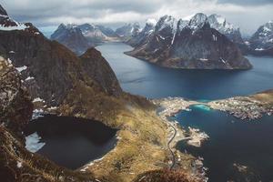 paesaggio scenico delle cime, dei laghi e delle case delle isole lofoten foto