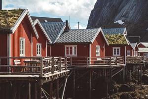 le case rosse dei pescatori sulle montagne foto