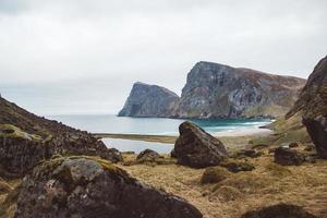 paesaggio lungo il sentiero dalla spiaggia di kvalvica alla cima della montagna foto