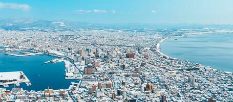 bellissimo paesaggio e paesaggio urbano a partire dal hakodate montagna con neve nel inverno stagione. punto di riferimento e popolare per attrazioni nel hokkaido, giappone.travel e vacanza concetto foto