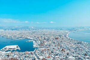 bellissimo paesaggio e paesaggio urbano a partire dal hakodate montagna con neve nel inverno stagione. punto di riferimento e popolare per attrazioni nel hokkaido, giappone.travel e vacanza concetto foto