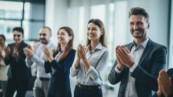 un' riuscito attività commerciale squadra presentazione sorridente e applaudire foto