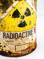 contenitore arrugginito di un vecchio barile di materiale radioattivo foto