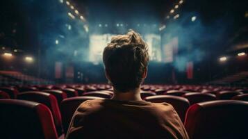 uomo Guardando film nel Teatro posti a sedere spettacolo foto