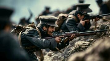 uomini nel uniforme mirando fucili su campo di battaglia foto