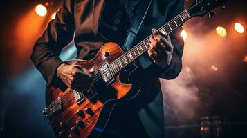 pop musicista Tenere chitarra esegue su palcoscenico foto