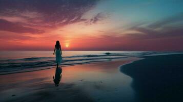 silhouette a piedi su sereno spiaggia a crepuscolo foto