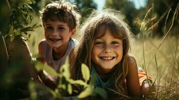 sorridente bambini godendo natura spensierato estate divertimento foto