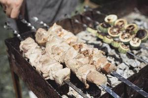 cucinare kebab alla griglia su spiedino di metallo