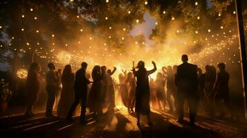 giovane adulti danza nel illuminato all'aperto celebrazione foto