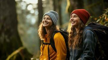 giovane donne godendo natura escursioni a piedi nel il foresta sorridente foto