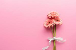 bouquet di margherite gerbera rosa su sfondo rosa foto