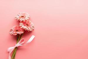 bouquet di margherite gerbera rosa su sfondo rosa foto