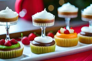 cupcakes con frustato crema e fragole su un' bianca piatto. ai-generato foto