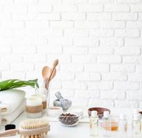 cosmetici naturali fatti in casa sul tavolo bianco con copia spazio
