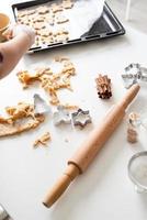 mani di donna che cuociono i biscotti in cucina foto