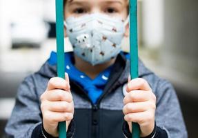 primo piano del bambino durante il blocco del coronavirus. foto