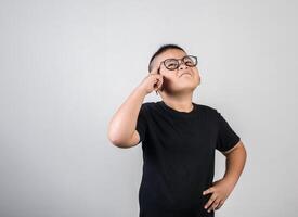 divertente ragazzo geniale che pensa in studio foto